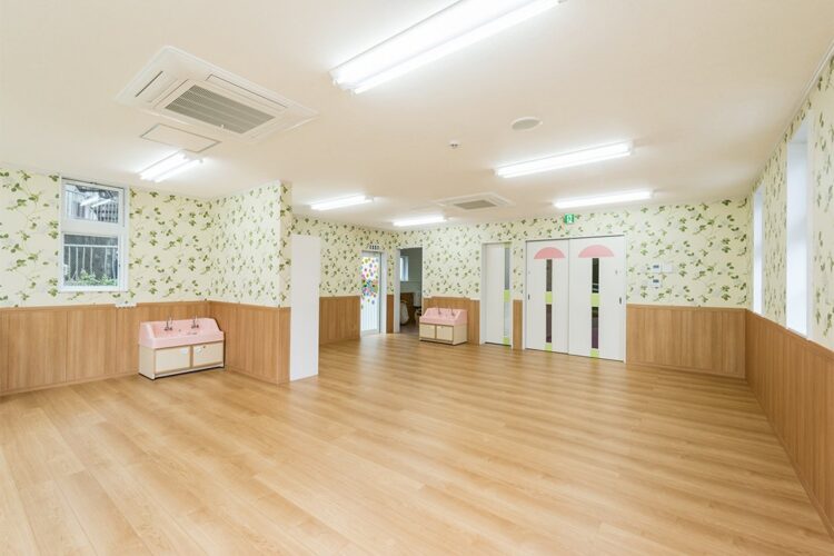 名古屋市千種区の保育施設の華やかな壁紙の2F保育室