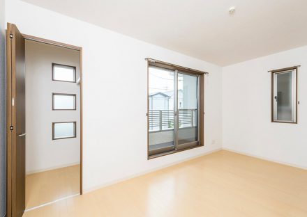 名古屋市昭和区のメゾネット賃貸アパートのベランダとつながる洋室写真