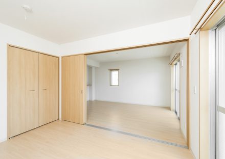 名古屋市緑区の全室角部屋2階建てマンションのつなげて使える収納付き洋室＆LDK