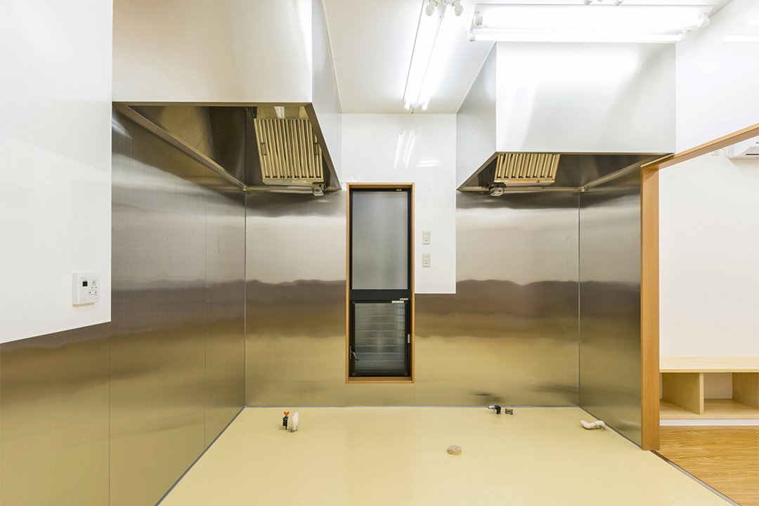 名古屋市名東区の鉄骨造2階建て事務所の大きな換気扇の付いた厨房