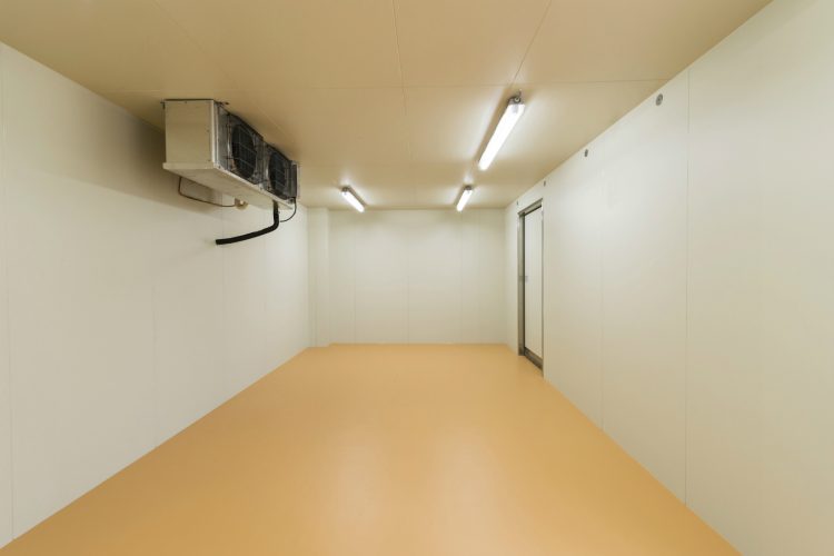 愛知県豊田市の鉄骨造１階建て託児所付き事務所の冷蔵室内部