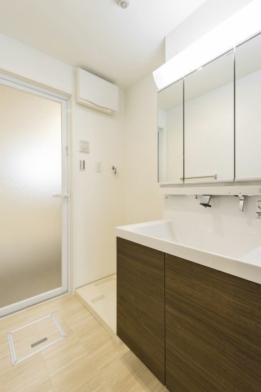 名古屋市名東区の２階建て賃貸マンションのパネルがアクセントカラーの洗面室
