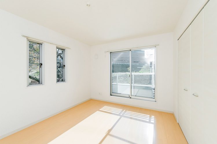 名古屋市守山区のメゾネット賃貸アパートのベランダの付いた明るい収納付き洋室