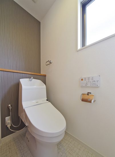 名古屋市名東区の戸建賃貸住宅の窓＆おしゃれな棚付きトイレ
