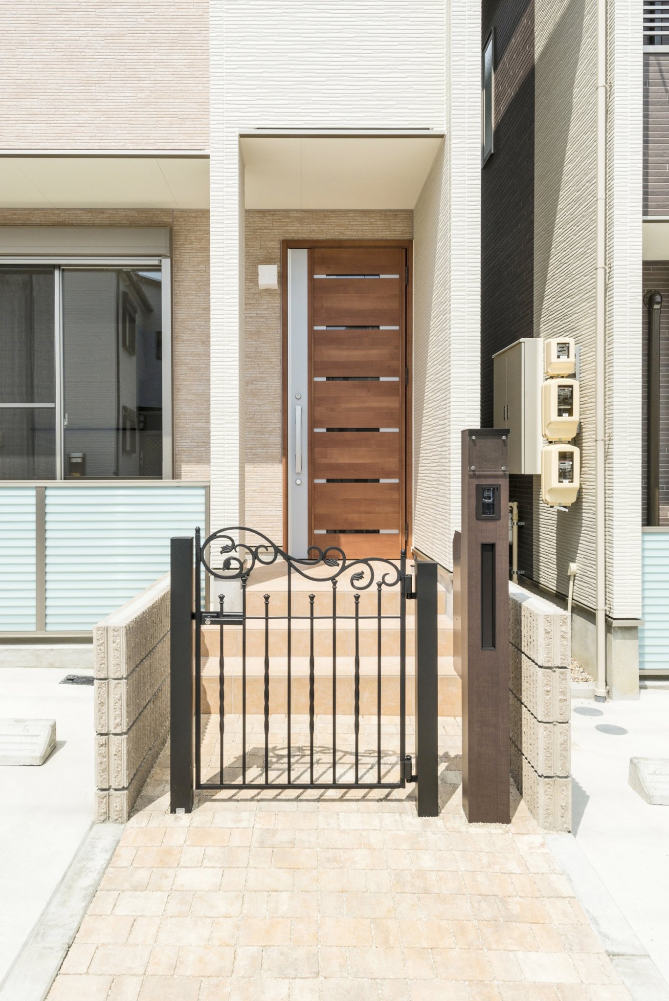 名古屋市昭和区のメゾネット賃貸アパートの門扉がおしゃれな玄関アプローチ