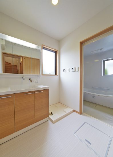 名古屋市名東区の戸建賃貸住宅の木目模様の洗面室＆バスルーム