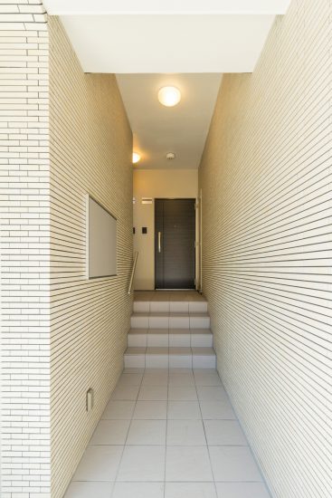 名古屋市緑区の全室角部屋2階建てマンションの掲示板の付いたエントランスホール