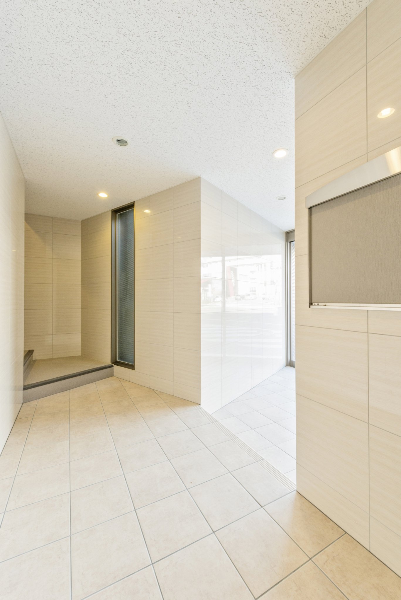 名古屋市名東区の賃貸マンションの光沢のあるタイルの付いた高級感のあるエントランスホール