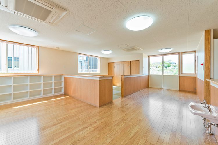 愛知県豊田市の鉄骨造１階建て託児所付き事務所のロッカー手洗い場も付いた託児所