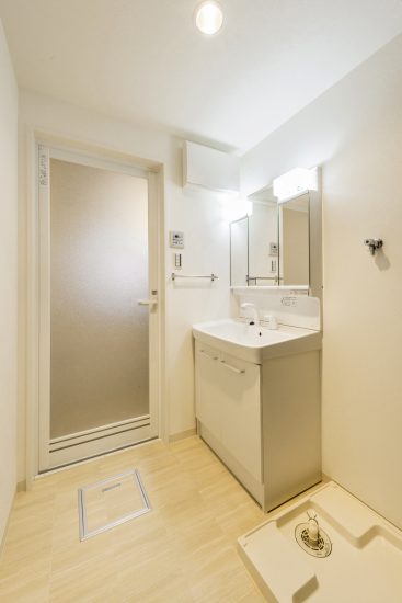名古屋市西区の全室角部屋賃貸マンションの白で統一された洗面室