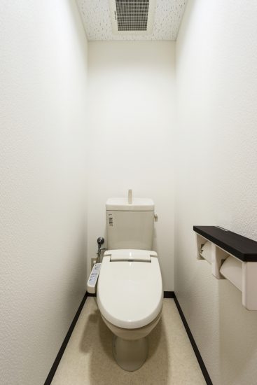 名古屋市名東区の鉄骨造2階建て事務所のシンプルなデザインの1Fトイレ