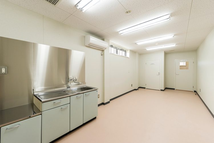 名古屋市天白区の鉄骨造1階建てカー用品店舗のコンパクトなキッチンの付いた事務室