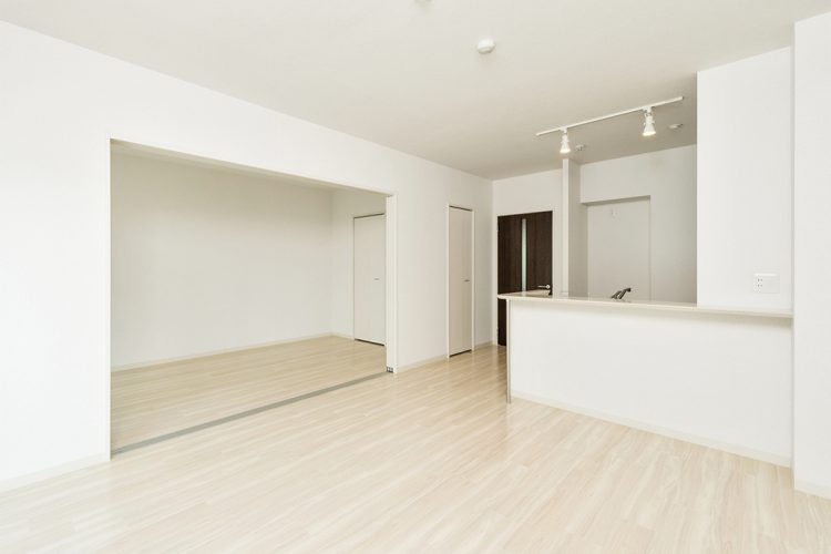 名古屋市名東区の２階建て賃貸マンションの白を基調としたLDK＆洋室