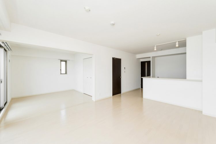 名古屋市名東区の賃貸マンションの可動仕切りのある白を基調としたリビングダイニングと洋室