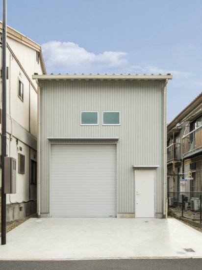 名古屋市南区の倉庫のシャッター付きのシンプルな外観デザイン