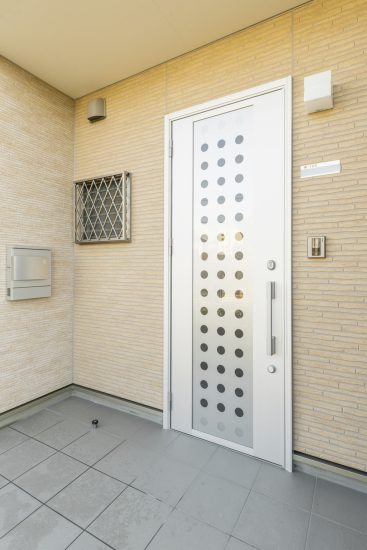 名古屋市名東区のメゾネット賃貸アパートの丸の模様のおしゃれな玄関ドア