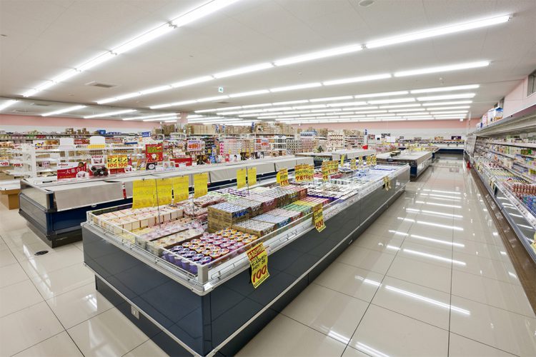 愛知県春日井市の店舗建築施工事例　陳列棚の並んだスーパーマーケット店内