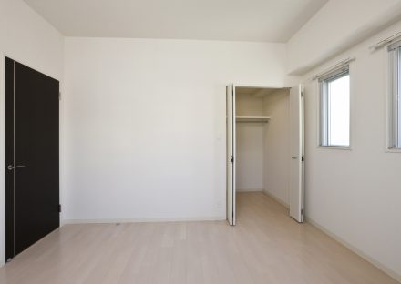 名古屋市名東区の賃貸マンションのドアと壁のコントラストが高い収納付きの洋室