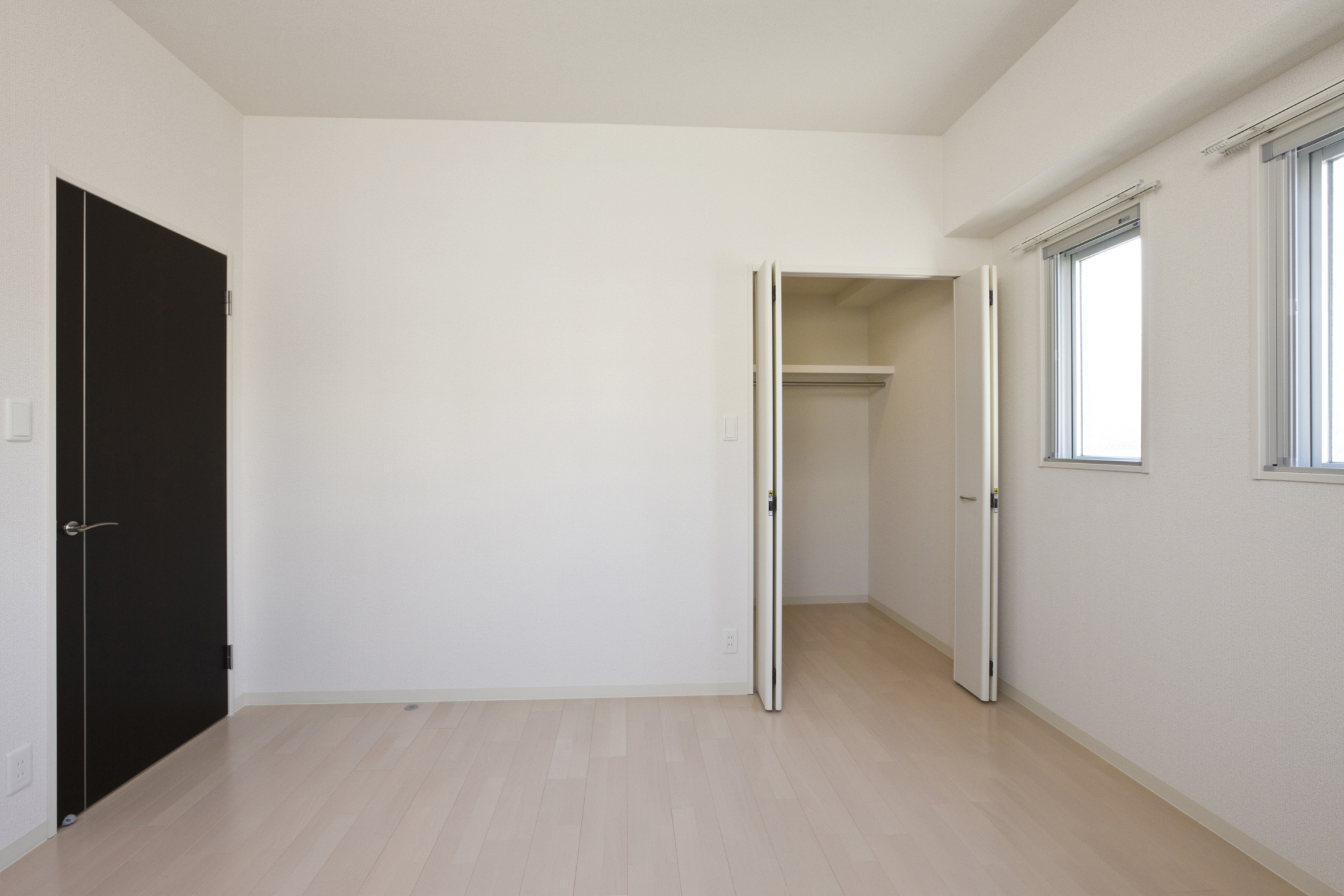 名古屋市名東区の賃貸マンションのドアと壁のコントラストが高い収納付きの洋室