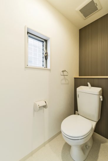 名古屋市名東区の戸建賃貸住宅の棚と窓付きのトイレ