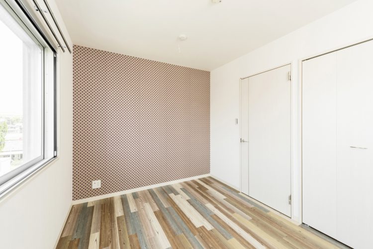 名古屋市天白区の２階建て賃貸マンションの色の異なる板を組み合わせたフローリングがおしゃれな洋室