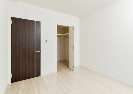 名古屋市名東区の２階建て賃貸マンションのダークブラウンの色のドアがアクセントのウォークインクローゼット付き洋室