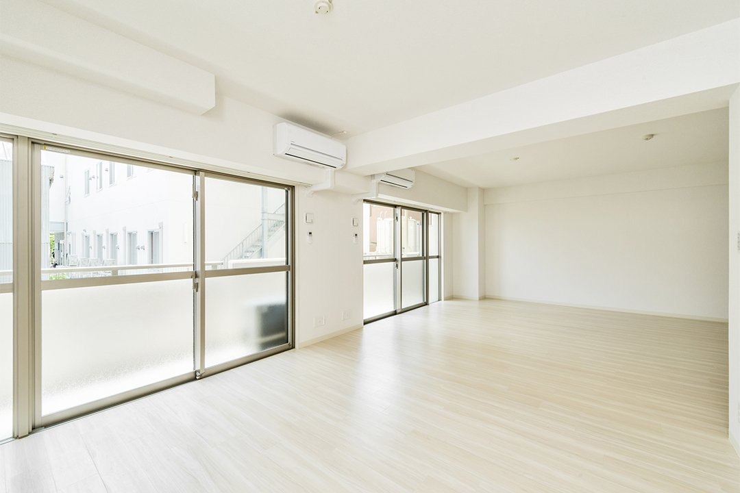 名古屋市中区のワンルームマンションの窓が大きく明るい洋室