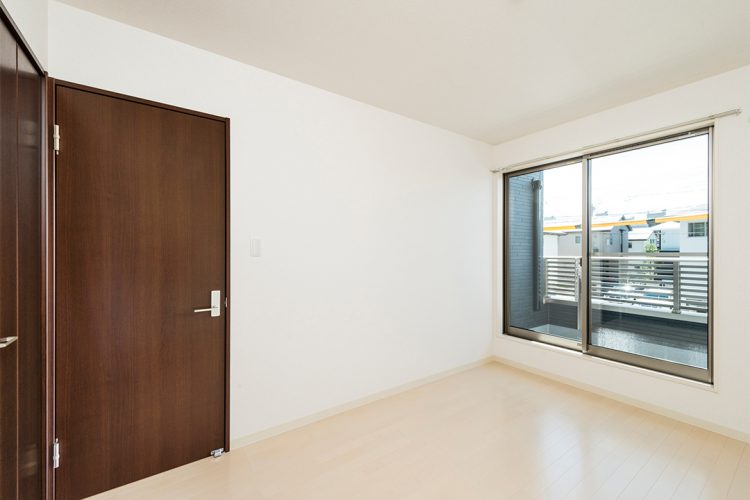 名古屋市緑区の戸建賃貸住宅のバルコニー付き洋室