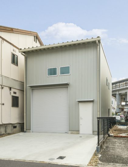 名古屋市南区の倉庫のシャッターとドアの並んだ正面デザイン