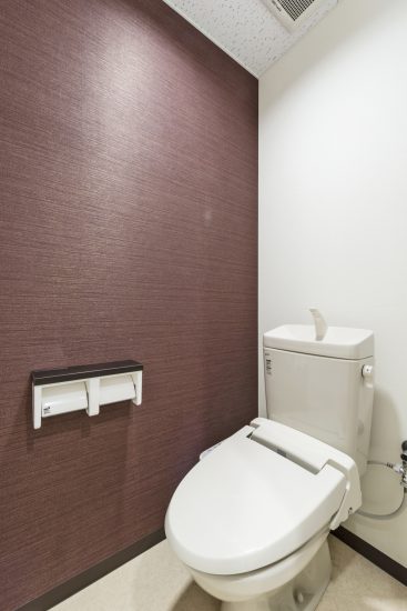 名古屋市名東区の鉄骨造2階建て事務所のシンプルなデザインの2Fトイレ