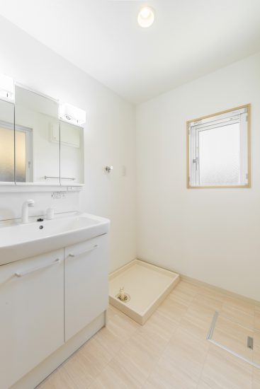 名古屋市緑区の全室角部屋2階建てマンションの明るい窓付き洗面室