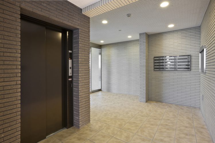 名古屋市名東区の賃貸マンションのレンガ調の壁のエレベーターホール