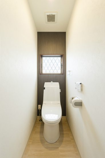 名古屋市北区の戸建賃貸住宅の格子の付いた窓のあるおしゃれなトイレ