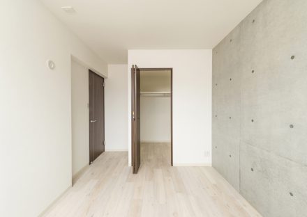 名古屋市天白区の２階建て賃貸マンションのコンクリート打ちっぱなしの壁がある洋室写真