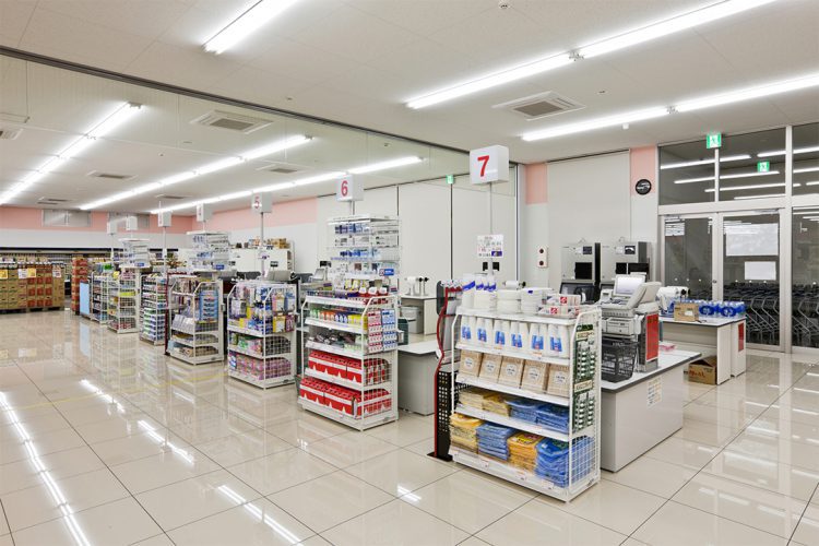愛知県春日井市の店舗建築施工事例(スーパーマーケット)　商品棚と番号の付いたレジ