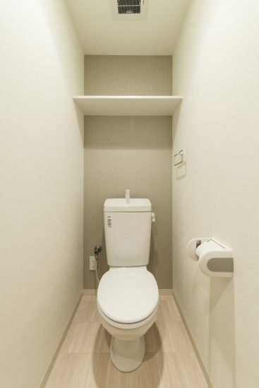 名古屋市緑区の全室角部屋2階建てマンションの棚付きの落ち着いた雰囲気のトイレ