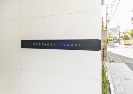 名古屋市北区のワンルームマンションのシンプルでスタイリッシュな館銘板