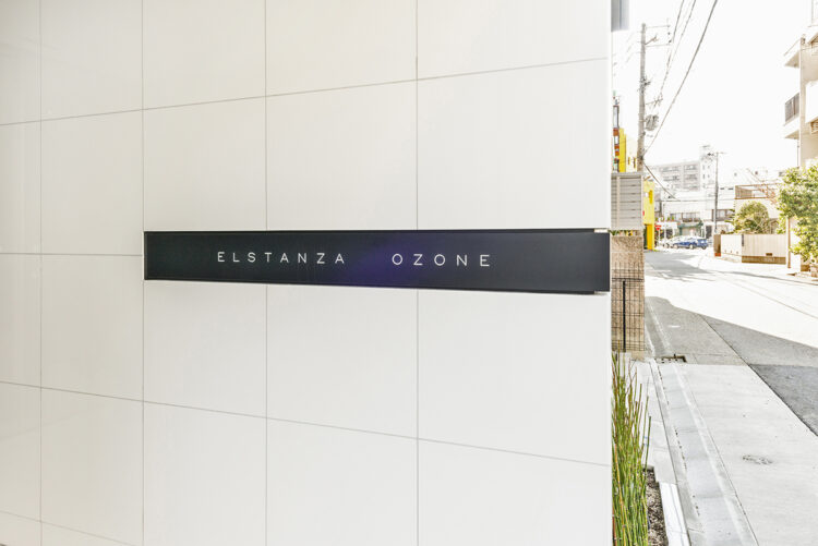 名古屋市北区のワンルームマンションのシンプルでスタイリッシュな館銘板