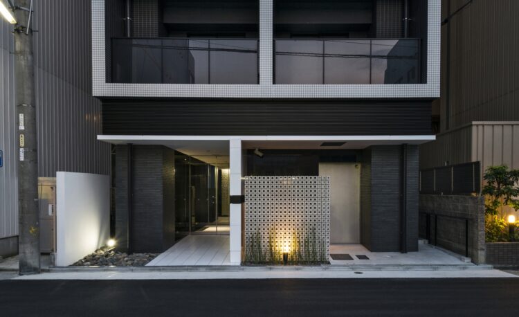 名古屋市北区のワンルームマンションの黒い壁が高級感を出すエントランス