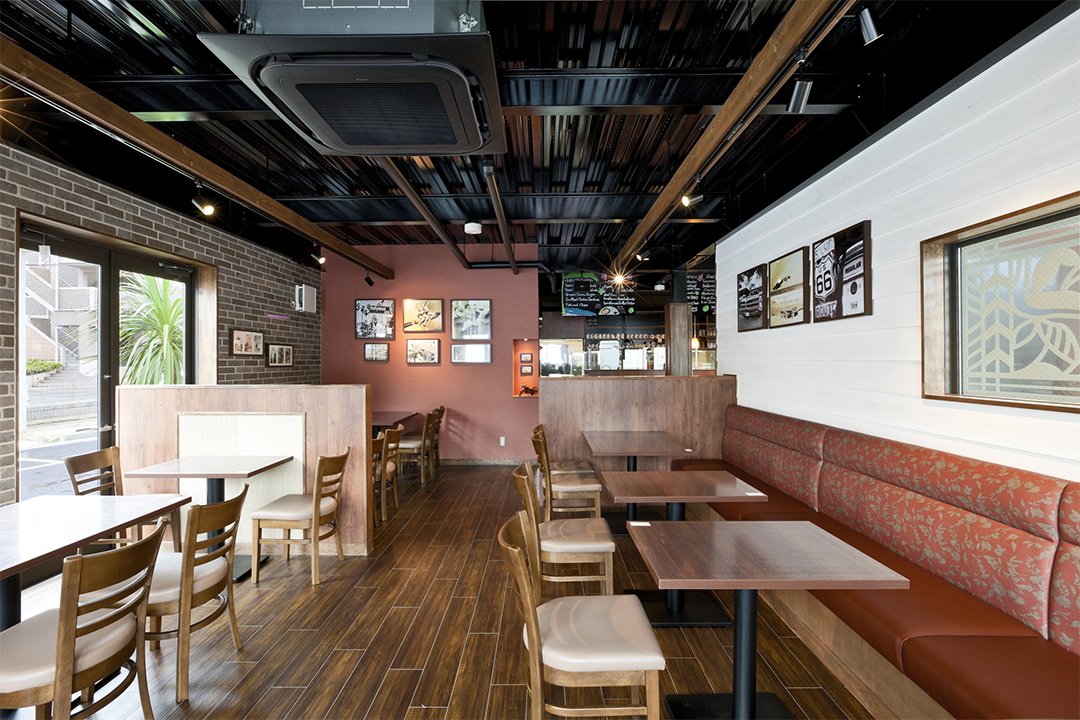愛知県みよし市の店舗(カフェ)施工事例　天井がかっこいいオールドアメリカンな1階客席