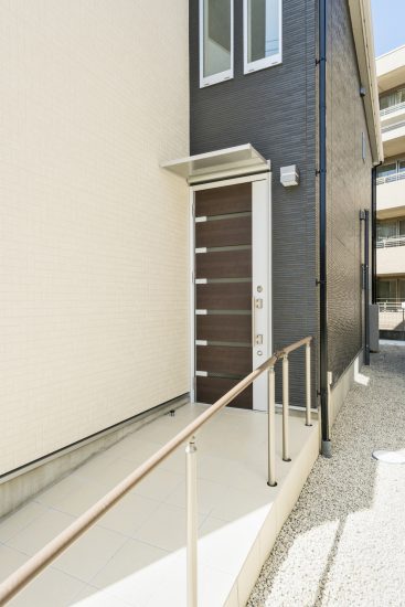 名古屋市名東区の戸建賃貸住宅のシックなデザインのドアのある玄関