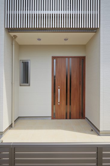 名古屋市名東区の戸建賃貸住宅のスリットのあるドアのある玄関