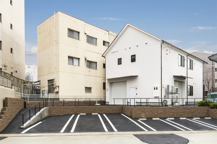 名古屋市名東区の鉄骨造2階建て事務所の建物＆スロープの付いた駐車場