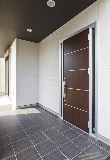 名古屋市名東区の戸建賃貸住宅のドアの両サイドがガラスの玄関