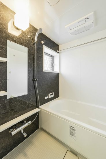 名古屋市北区の戸建賃貸住宅の窓があり明るくゆとりサイズの黒色のバスルーム