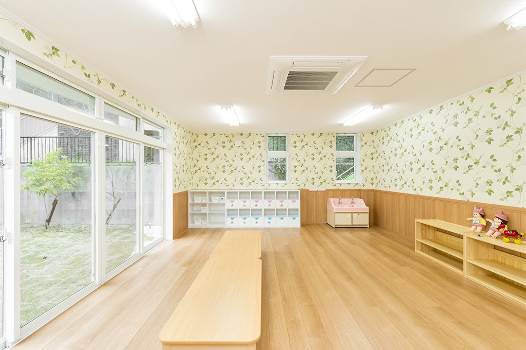 名古屋市千種区の保育施設の園庭に面した窓が大きく明るい1F保育室