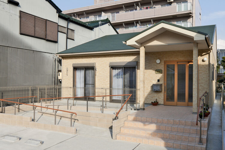名古屋市名東区の介護施設のスロープ付きの玄関