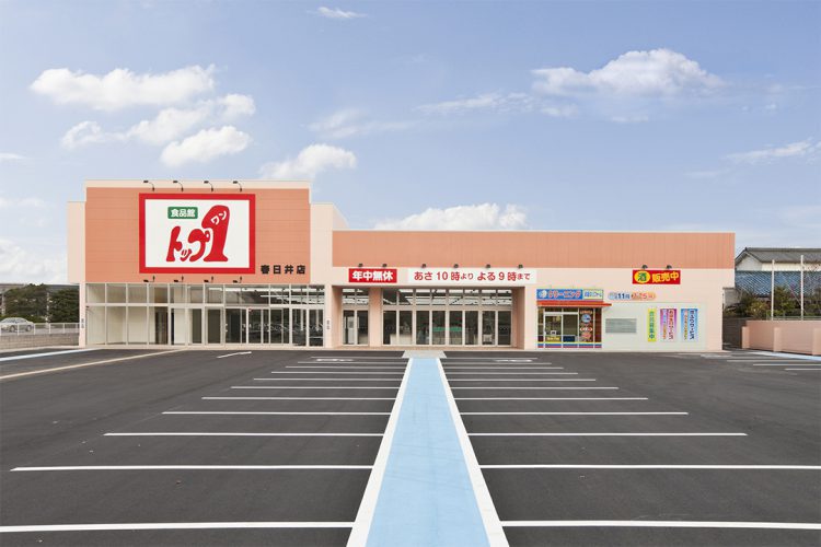 愛知県春日井市の店舗建築施工事例(スーパーマーケット)　建物前には広い駐車場あり