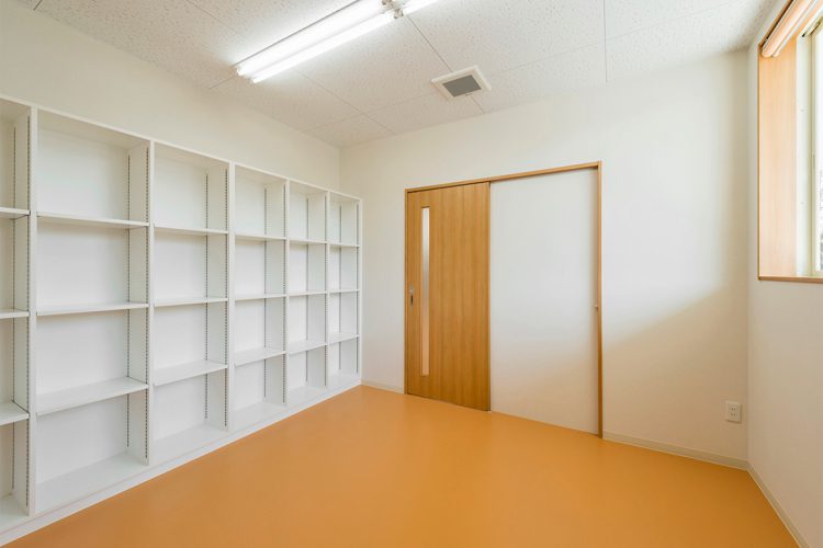 愛知県豊田市の鉄骨造１階建て託児所付き事務所の棚付きの面談室