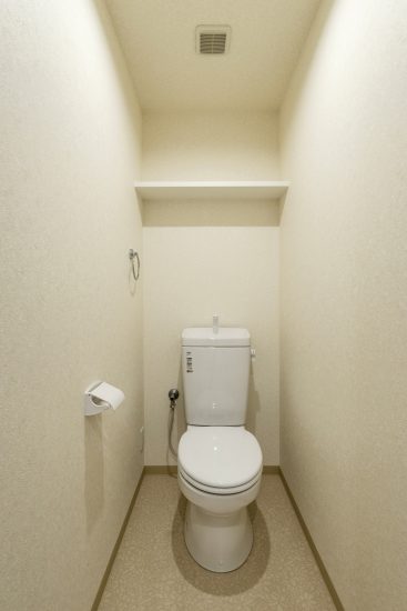 名古屋市名東区の賃貸マンションのシンプルな棚付きのトイレ